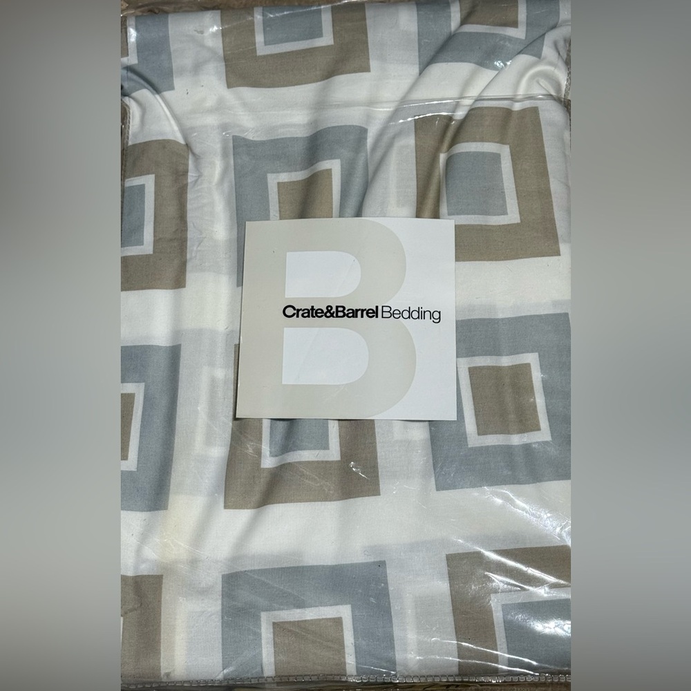 Crate & Barrel Times Square twin set 1 duvet cover,2 standard shams &1 bedskirt - Picture 3 of 8